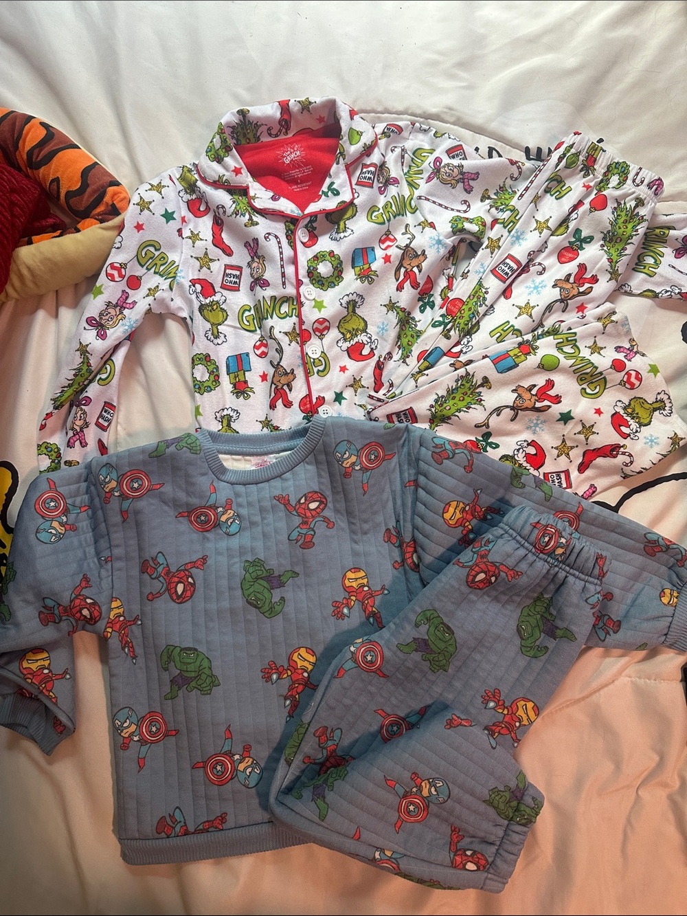 Kids Pajama Set of 2. Size 6 Blue Marvel Characters & White Grinch Print